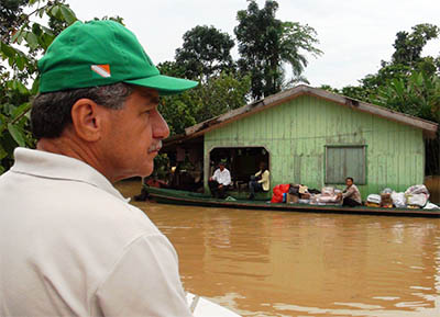 O prefeito Vagner Sales acompanhou o atendimento aos desabrigados