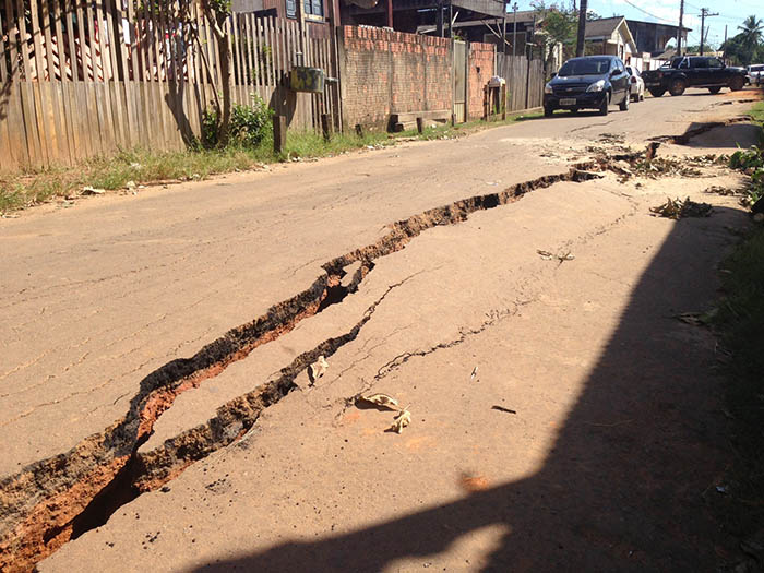 A rachadura teria aparecido na manhã de domingo, segundo moradores