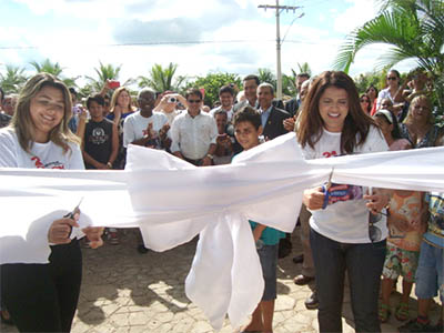 Antônia Lúcia e Gabriela Câmara cortam a faixa inaugural da Comunidade Terapêutica Lucimar Lucena Ramos  