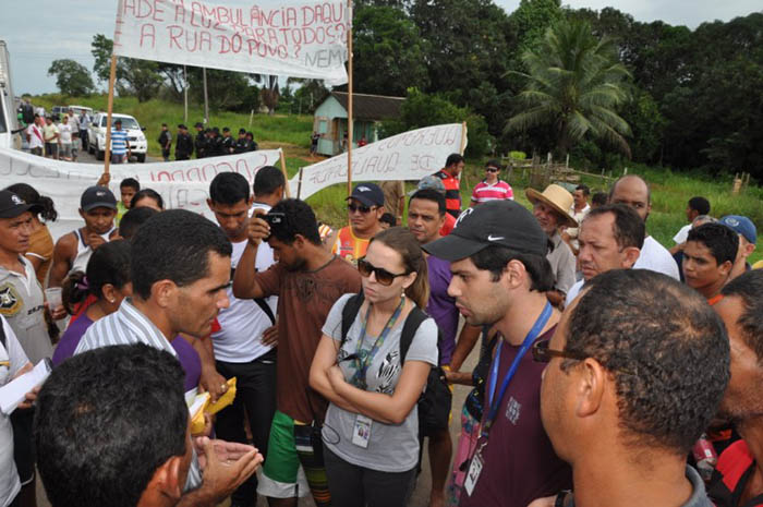 Os manifestantes reivindicam uma série de ações ligadas à saúde, educação, segurança e iluminação