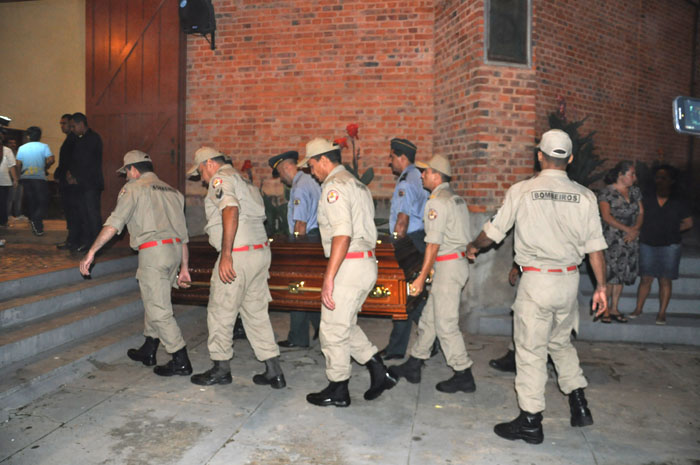 Bombeiros carregam o caixão de Orleir Cameli