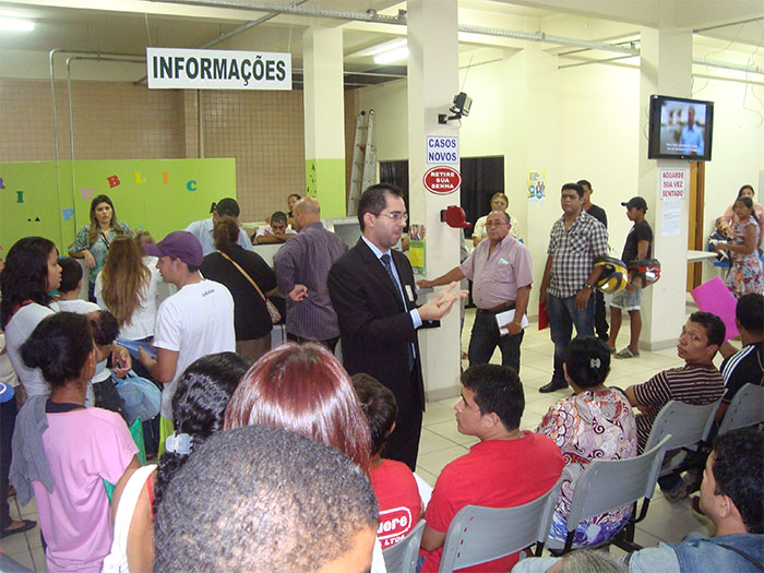 Celso explica aos populares que o ato faz parte do protesto pela busca da valorização da Defensoria Pública do Acre