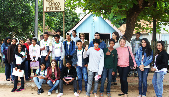 Alunos, professores e equipa da caravana na visita aos espaços que contam a história do líder seringueiro Chico Mendes