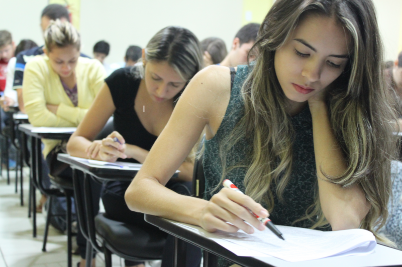 Estudantes__direito_exame_PNG