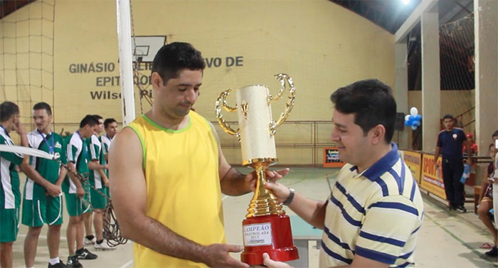 Prefeito André Hassem entrega o troféu ao time campeão