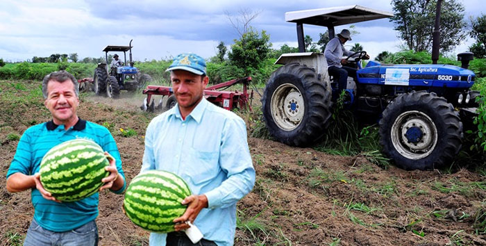 O prefeito Vagner Sales comemora resultados de investimentos na mecanização agrícola de Cruzeiro do Sul
