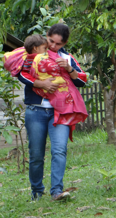 Valcilene Maciel da Silva e seu filho de um ano