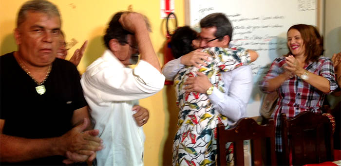 Rosana Nascimento ganha um abraço apertado do presidente da comissão eleitoral, Augusto Rosas